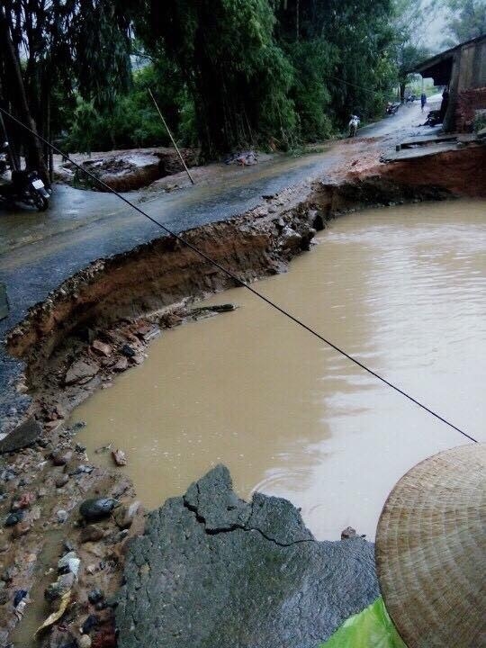 Đường s&aacute; cũng bị hư hỏng nặng. Ảnh: Laocaionline.