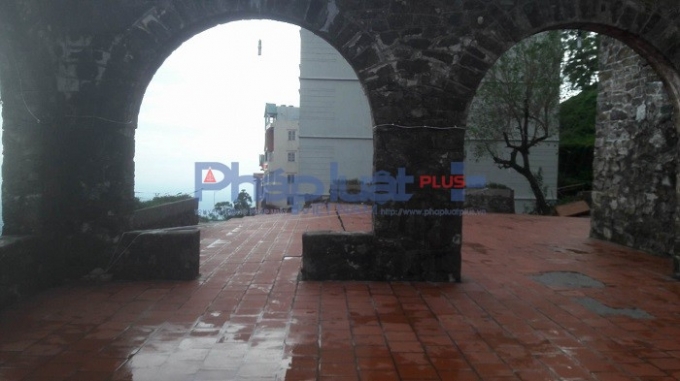 Ch&ugrave;m ảnh: Cận cảnh 1 g&oacute;c Nh&agrave; thờ đ&aacute; cổ Tam Đảo bị sụt l&uacute;n g&acirc;y nguy hiểm