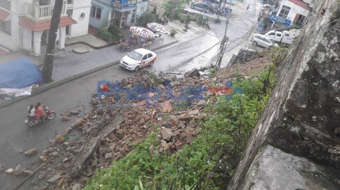 Hiện tại, để tr&aacute;nh nguy hiểm cho người v&agrave; phương tiện, cơ quan chức năng đ&atilde; ngăn v&agrave; hạn chế du kh&aacute;ch l&ecirc;n nh&agrave; thờ tham quan, chụp ảnh.