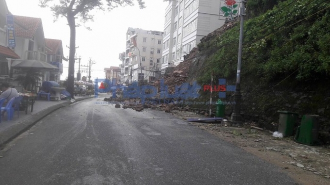 Sau khi cơn b&atilde;o số 3 đi qua nhiều c&acirc;y b&ecirc;n&nbsp;đường l&ecirc;n Thị trấn Tam Đảo bị g&atilde;y đổ, chắn ngang đường.