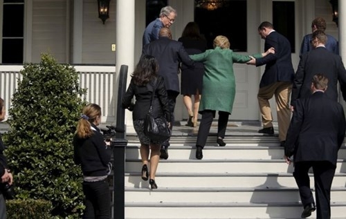 C&aacute;c trợ l&yacute; d&igrave;u b&agrave; Clinton l&ecirc;n bậc thang. (Ảnh: CNN)