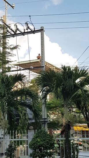 Bạc Li&ecirc;u: Thanh ni&ecirc;n ng&aacute;o đ&aacute; cố thủ nhiều giờ tr&ecirc;n n&oacute;c nh&agrave;