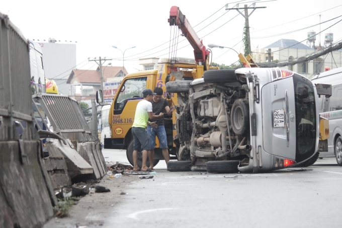 &Ocirc; t&ocirc; 7 chỗ lật nghi&ecirc;ng tr&ecirc;n quốc lộ 13.