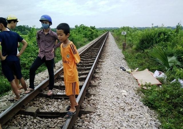 Vụ tai nạn t&agrave;u hỏa xảy ra s&aacute;ng nay tr&ecirc;n địa b&agrave;n x&atilde; Gia Phố, huyện Hương Kh&ecirc;, khiến một nam thanh ni&ecirc;n tử vong tại chỗ.