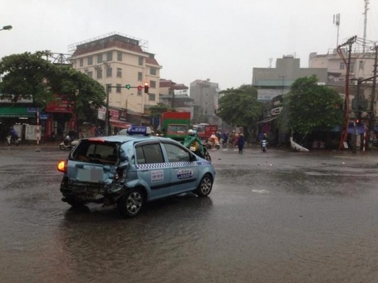 Xe taxi hư hỏng nặng phần đu&ocirc;i. Ảnh: www.otofun.net