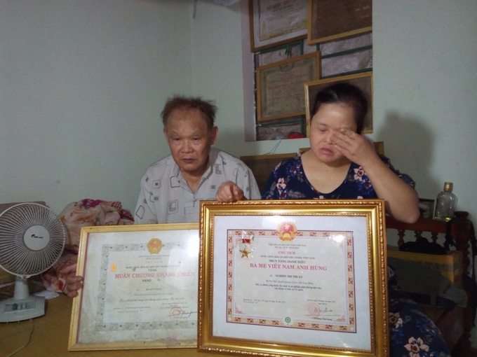 Hai bố con &ocirc;ng Ng&acirc;n bị ảnh hưởng của chất độc m&agrave;u da cam, con g&aacute;i gần 40 tuổi nhưng nhận thức rất hạn chế.