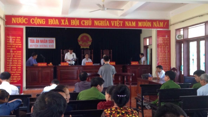 TAND huyện Hương Kh&ecirc; x&eacute;t xử vụ TNGT với bản &aacute;n 3 năm 6 th&aacute;ng t&ugrave; khiến dư luận phố n&uacute;i Hương Kh&ecirc; bất b&igrave;nh, bức x&uacute;c.