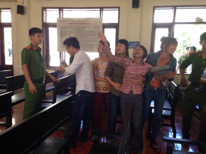 Người nh&agrave; bị c&aacute;o Đ&Igrave;nh Thiện g&agrave;o kh&oacute;c, vật v&atilde; ngay giữa chốn ph&aacute;p đ&igrave;nh.