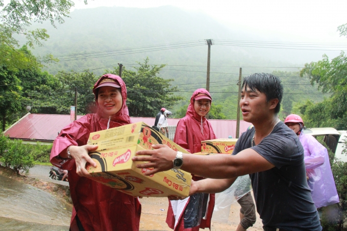 Lương thực, m&igrave; t&ocirc;m c&ugrave;ng nhiều phần qu&agrave; gửi đến b&agrave; con tại x&atilde; Ph&igrave;n Ngan sau đợt lũ vừa qua.