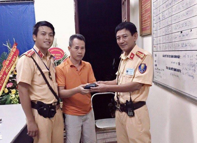 Anh Hải vui mừng nhận lại t&agrave;i sản sau khi bị mất.