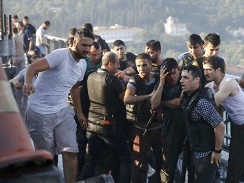 C&aacute;c vụ bắt giữ lan rộng, đe dọa sụp đổ c&aacute;c dịch vụ nh&agrave; nước.