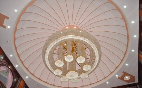 Chiếc đ&egrave;n ch&ugrave;m trị gi&aacute; nhiều tỷ đồng c&oacute; đường k&iacute;nh rộng gần 10m được l&agrave;m từ ch&acirc;u &Acirc;u, c&aacute;c thanh giằng của n&oacute; được d&aacute;t bằng v&agrave;ng được đặt tại gian ch&iacute;nh của t&ograve;a nh&agrave;.