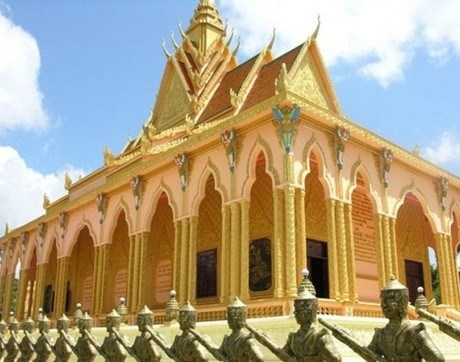 &nbsp;  Ch&ugrave;a Phn&ocirc;-đung cũng l&agrave; ng&ocirc;i ch&ugrave;a cổ tại huyện Tr&agrave; C&uacute;, nơi &ocirc;ng Trầm B&ecirc; bỏ 7,5 tỷ tr&ugrave;ng tu lại.