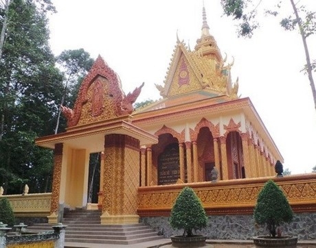 Ngo&agrave;i ra c&ograve;n c&oacute; nhiều ng&ocirc;i ch&ugrave;a kh&aacute;c được đại gia Trầm B&ecirc; x&acirc;y dựng tại Tr&agrave; Vinh như ch&ugrave;a Bến C&oacute; (4 tỷ), ch&ugrave;a Mới (7 tỷ) v&agrave; ch&ugrave;a T&agrave; Đi&ecirc;u (6 tỷ)..... Ngo&agrave;i ra, vị đại gia n&agrave;y c&ograve;n bỏ ra 6 tỷ để x&acirc;y một ng&ocirc;i ch&ugrave;a ở huyện Vũng Li&ecirc;m, Vĩnh Long.