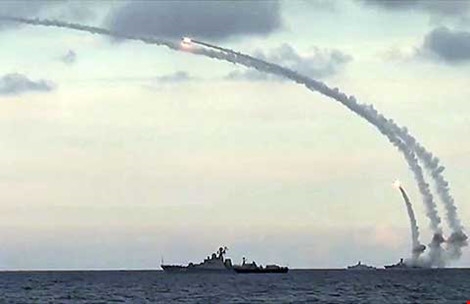 Uy lực vũ kh&iacute; Nga - Hạm đội từ Nga ph&oacute;ng t&ecirc;n lửa h&agrave;nh tr&igrave;nh Kalibr-NK ti&ecirc;u diệt IS ở Syria hồi cuối năm 2015. Ảnh: BỘ QUỐC PH&Ograve;NG NGA