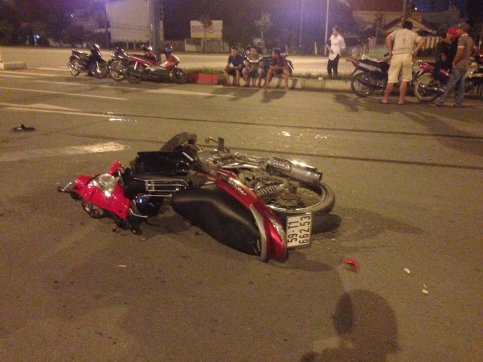 Hai thanh ni&ecirc;n l&aacute;i xe trong t&igrave;nh trạng say sỉn.