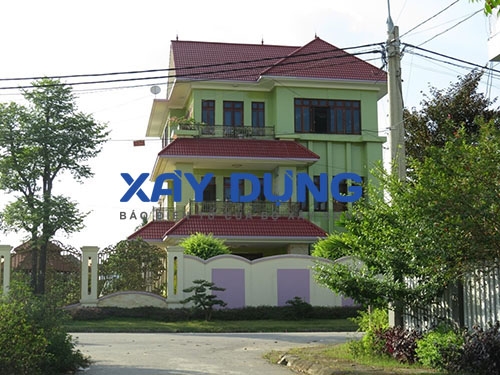 Dinh thự của doanh nh&acirc;n Chu Phương Đ&ocirc;ng - Gi&aacute;m đốc C&ocirc;ng ty CP Luyện kim đen Th&aacute;i Nguy&ecirc;n- tuy nhỏ hơn về quy m&ocirc; nhưng vẫn bộc lộ được sự sang trọng, thể hiện c&aacute; t&iacute;nh v&agrave; sự gi&agrave;u c&oacute; của chủ nh&acirc;n.