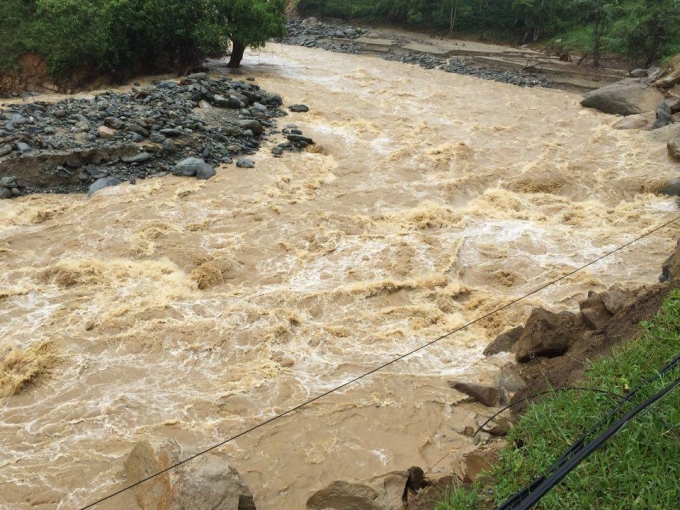Mưa lũ nước suối d&acirc;ng l&ecirc;n cao g&acirc;y ảnh hưởng đến đời sống của b&agrave; con.