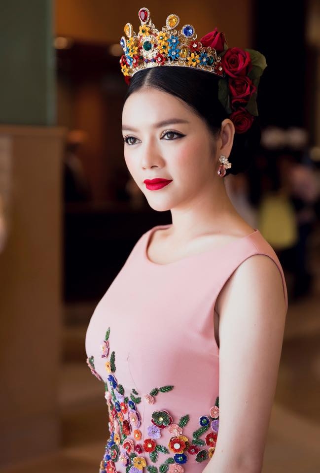 Mặc d&ugrave; đ&atilde; bước sang tuổi 40 nhưng tr&ocirc;ng c&ocirc; vẫn lu&ocirc;n trẻ trung v&agrave; xinh đẹp.