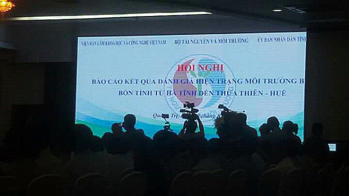 Hội nghị c&ocirc;ng bố kết quả đ&aacute;nh gi&aacute; hiện trạng m&ocirc;i trường biển bốn tỉnh từ H&agrave; Tĩnh đến Thừa Thi&ecirc;n - Huế s&aacute;ng 22/8.
