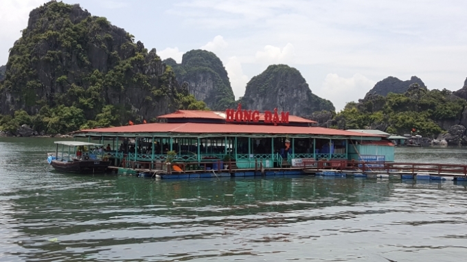 Nh&agrave; h&agrave;ng nổi Hồng Đậm vẫn đ&oacute;n v&agrave; phục vụ ăn uống cho du kh&aacute;ch v&agrave;o 11h30 ng&agrave;y 12/8.