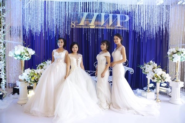 Hoạt động thử l&agrave;m c&ocirc; d&acirc;u tại triển l&atilde;m.