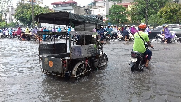 Sau cơn mưa lớn, một số tuyến phố bị ngập nghi&ecirc;m trọng. Trong ảnh, đường Giải Ph&oacute;ng (Ho&agrave;ng Mai, H&agrave; Nội) bị ngập s&acirc;u, phương tiện tham gia giao th&ocirc;ng gặp kh&oacute; khăn.