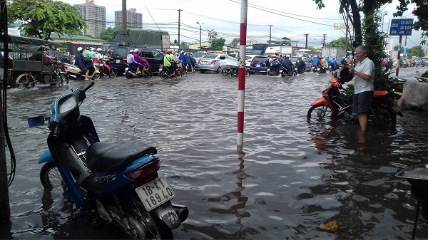 Cơn mưa đ&atilde; l&agrave;m cho một số tuyến phố bị ngập, c&aacute;c phương tiện tham gia giao th&ocirc;ng ng&agrave;y đầu tuần bị &ugrave;n tắc.