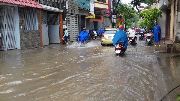 Tuyến đường Thịnh Liệt, Ho&agrave;ng Mai bị ngập s&acirc;u.
