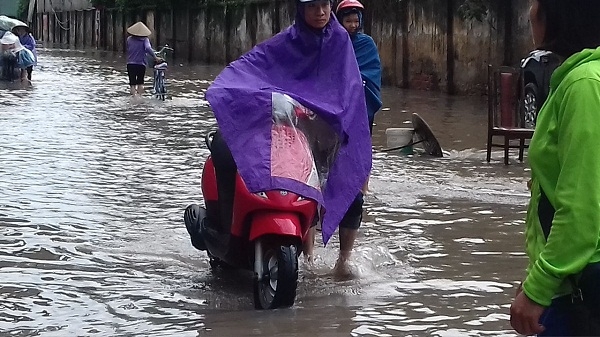 Một số phương tiện bị chết m&aacute;y do nước d&acirc;ng cao tới nửa xe.