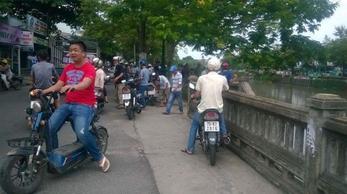 Người d&acirc;n hiếu kỳ đến xem hiện tượng