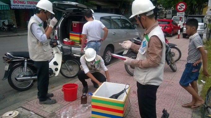 Cơ quan chức năng tiến h&agrave;nh lấy mẫu nước s&ocirc;ng An Cựu để kiểm tra.