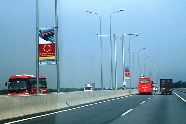 Quảng c&aacute;o sản phẩm củaT&ocirc;n Hoa Sen giữa cao tốc TP HCM - Long Th&agrave;nh - Dầu Gi&acirc;y bị Cục Quản l&yacute; đường bộ cao tốc Việt Nam &ldquo;tu&yacute;t c&ograve;i&rdquo;.