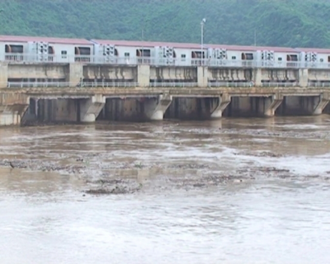 Nh&agrave; m&aacute;y thủy điện B&aacute; Thước 2 t&iacute;ch nước l&agrave;m nước sinh hoạt của người d&acirc;n xung quanh bị &ocirc; nhiễm. Ảnh: Duy Tuy&ecirc;n.