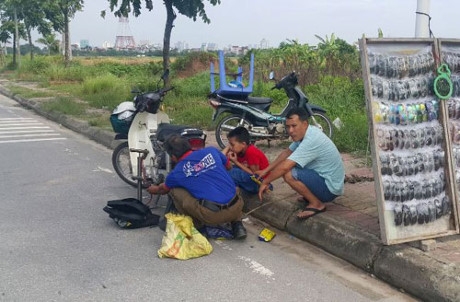 Nhiều người đi xe m&aacute;y đ&atilde; bị d&iacute;nh đinh phải v&agrave;o v&aacute; xe.