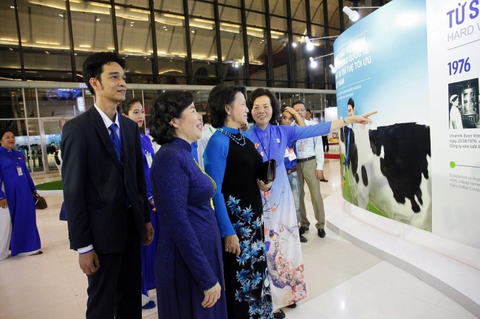 B&agrave; Mai Kiều Li&ecirc;n,Tổng gi&aacute;m đốc C&ocirc;ng ty cổ phần Sữa Việt Nam c&ugrave;ng b&agrave; Nguyễn Thị Kim Ng&acirc;n - Ủy vi&ecirc;n Bộ Ch&iacute;nh trị,&nbsp;Chủ tịch&nbsp;Quốc hội Việt Nam v&agrave; kh&aacute;ch mời tham quan khu triển l&atilde;m về những th&agrave;nh tựu của Vinamilk tại chương tr&igrave;nh.&nbsp;