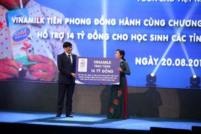 Vinamilk, với kinh nghiệm đ&atilde; từ nhiều năm tự triển khai thực hiện chương tr&igrave;nh Sữa học đường ở c&aacute;c địa phương tr&ecirc;n cả nước, đ&atilde; quyết định ti&ecirc;n phong đồng h&agrave;nh c&ugrave;ng Ch&iacute;nh phủ v&agrave; c&aacute;c Bộ Ng&agrave;nh li&ecirc;n quan đặc biệt l&agrave; Bộ Y Tế để triển khai chương tr&igrave;nh Sữa học đường. Nh&acirc;n dịp kỷ niệm 40 năm th&agrave;nh lập, Vinamilk đ&atilde; quyết định hỗ trợ 14 tỷ đồng cho học sinh của 14 tỉnh kh&oacute; khăn nhất Việt Nam trong chương tr&igrave;nh Sữa học đường.