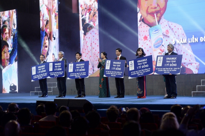 Vinamilk, với kinh nghiệm đ&atilde; từ nhiều năm tự triển khai thực hiện chương tr&igrave;nh Sữa học đường ở c&aacute;c địa phương tr&ecirc;n cả nước, đ&atilde; quyết định ti&ecirc;n phong đồng h&agrave;nh c&ugrave;ng Ch&iacute;nh phủ v&agrave; c&aacute;c Bộ Ng&agrave;nh li&ecirc;n quan đặc biệt l&agrave; Bộ Y Tế để triển khai chương tr&igrave;nh Sữa học đường. Nh&acirc;n dịp kỷ niệm 40 năm th&agrave;nh lập, Vinamilk đ&atilde; quyết định hỗ trợ 14 tỷ đồng cho học sinh của 14 tỉnh kh&oacute; khăn nhất Việt Nam trong chương tr&igrave;nh Sữa học đường.