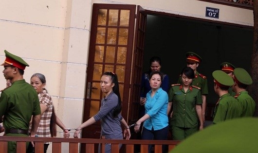 C&aacute;c bị c&aacute;o được dẫn giải đến phi&ecirc;n t&ograve;a x&eacute;t xử.