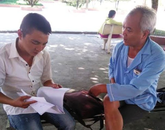 &Ocirc;ng Phớt phản &aacute;nh sự việc với b&aacute;o ch&iacute; khi đang điều trị tại BV Đa khoa huyện Thọ Xu&acirc;n.