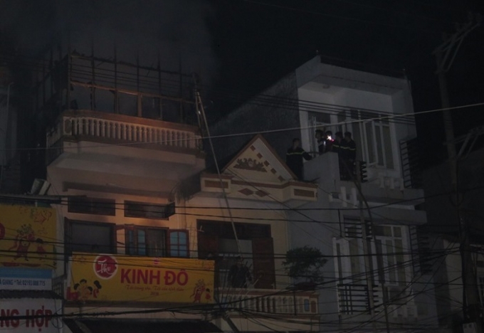 H&agrave; Giang: Lửa bất ngờ bốc ch&aacute;y trong đ&ecirc;m, cụ b&agrave; tho&aacute;t nạn trong gang tấc