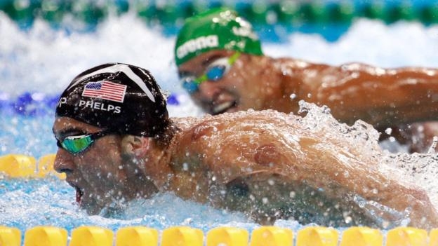 C&oacute; lẽ v&igrave; qu&aacute; ngưỡng mộ t&agrave;i năng của Michael Phelps - VĐV vĩ đại nhất trong lịch sử Olympic với 23 HCV m&agrave; VĐV Chad le Clos của Nam Phi vừa bơi vừa nh&igrave;n si&ecirc;u k&igrave;nh ngư người Mỹ khi đang thi đấu chung kết bơi 200m bướm.