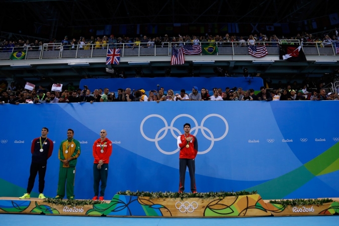 Khoảnh khắc lịch sử của Joseph Schooling v&agrave; bơi lội Singapore tại Thế vận hội.Joseph Schooling đ&atilde; đ&aacute;nh bại ch&iacute;nh thần tượng Michael Phelps&nbsp;của m&igrave;nh ở cự ly bơi 100m bướm. Joseph Schooling nhận HCV trong khi HCB được trao cho 3 k&igrave;nh ngư Michael Phelps, Chad Le Clos v&agrave; Laszlo Cseh.