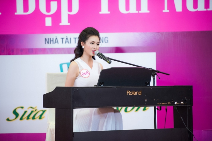 Vũ Thị V&acirc;n Anh (SBD 068)&nbsp;l&agrave; th&iacute; sinh đầu ti&ecirc;n của phần thi &ldquo;Người đẹp T&agrave;i năng&rdquo;. C&ocirc; vừa đ&agrave;n vừa h&aacute;t ca kh&uacute;c &ldquo;Love Paradise&rdquo;.&nbsp;Tiết mục của Người đẹp Hạ Long nhận được sự cổ vũ của ban gi&aacute;m khảo v&agrave; th&iacute; sinh khi c&ocirc; gặp nhiều &aacute;p lực mở m&agrave;n phần thi.