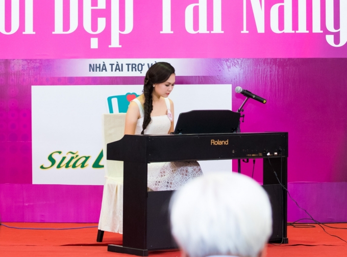 Nguyễn Hương Mỹ Linh (SBD 139)&nbsp;chơi piano ca kh&uacute;c &ldquo;B&egrave;o dạt m&acirc;y tr&ocirc;i&rdquo;.&nbsp;Tuy đ&atilde; l&acirc;u kh&ocirc;ng chơi nhạc, nhưng người đẹp đến từ H&agrave; Nội vẫn tự tin ho&agrave;n th&agrave;nh tiết mục dự thi.