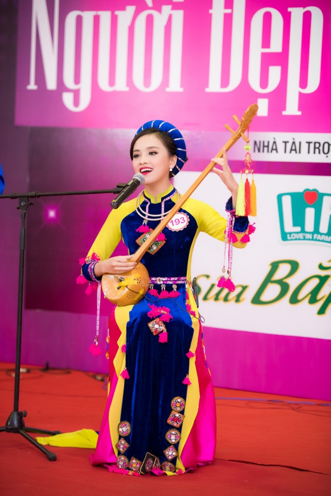 Trần Tố Như (SBD 193)&nbsp;tr&igrave;nh diễn khả năng vừa đ&aacute;nh đ&agrave;n nhạc cụ d&acirc;n tộc vừa h&aacute;t ca kh&uacute;c &ldquo;Tiếng đ&agrave;n t&iacute;nh qu&ecirc; em&rdquo; mang đậm hơi thở n&uacute;i rừng.