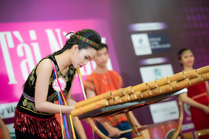 Ho&agrave;ng Thị Phương Thảo (SBD 206)&nbsp;độc tấu đ&agrave;n K'l&ocirc;ng Put ca kh&uacute;c &ldquo;M&ugrave;a xu&acirc;n đến&rdquo; của nhạc sĩ Hữu Xu&acirc;n. Tiết mục c&oacute; đội h&igrave;nh hỗ trợ ho&agrave;nh tr&aacute;ng với 13 nghệ sĩ trong trang phục d&acirc;n tộc, thổi b&ugrave;ng kh&ocirc;ng kh&iacute; s&acirc;n khấu với giai điệu c&ugrave;ng m&agrave;u sắc T&acirc;y Nguy&ecirc;n h&agrave;o h&ugrave;ng.