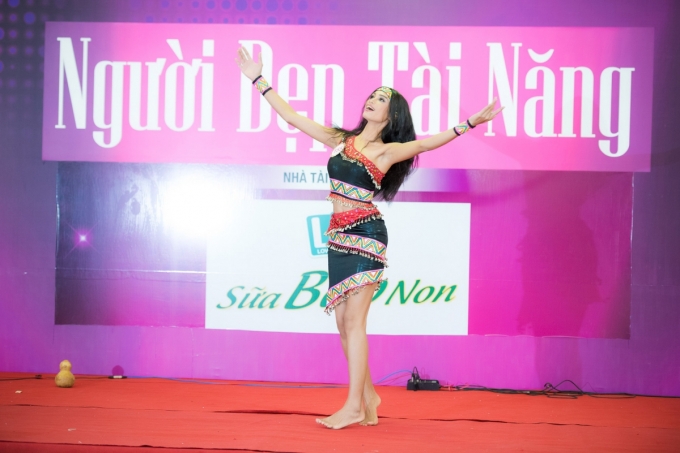 H&rsquo;Ăng Ni&ecirc; (SBD 155) mặc trang phục d&acirc;n tộc &Ecirc;-đ&ecirc; c&aacute;ch điệu để thuận tiện cho m&agrave;n m&uacute;a &ldquo;Suối mơ&rdquo;. Người đẹp khoe l&agrave;n da n&acirc;u khoẻ khoắn qua từng điệu m&uacute;a mang đậm hơi thở n&uacute;i rừng T&acirc;y Nguy&ecirc;n.