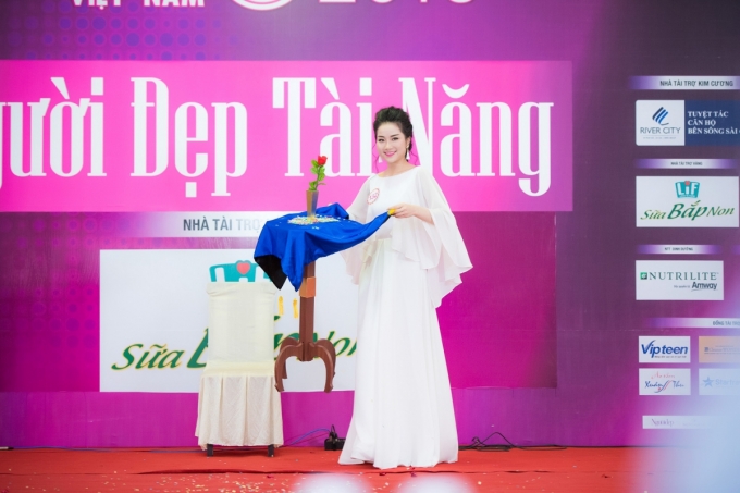 Ph&ugrave;ng Lan Hương (SBD 132)&nbsp;bất ngờ mời l&ecirc;n s&acirc;n khấu bạn diễn l&agrave; th&iacute; sinh Nguyễn Thuỳ Linh c&ugrave;ng thể hiện m&agrave;n cầm khăn trải b&agrave;n, nhấc bổng chiếc b&agrave;n lơ lửng trong kh&ocirc;ng trung.&nbsp;