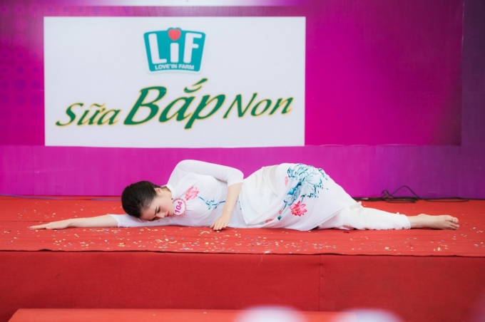 &nbsp;Trần Thị Thu Hiền (SBD 104)&nbsp;mặc &aacute;o d&agrave;i hoa sen m&uacute;a đương đại tr&ecirc;n nền nhạc x&uacute;c động của ca kh&uacute;c &ldquo;Mẹ ơi đừng bỏ con&rdquo;.